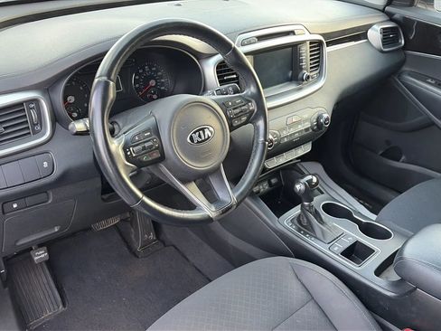 Used 2017 Kia Sorento FWD w/ LX Convenience Package image 10