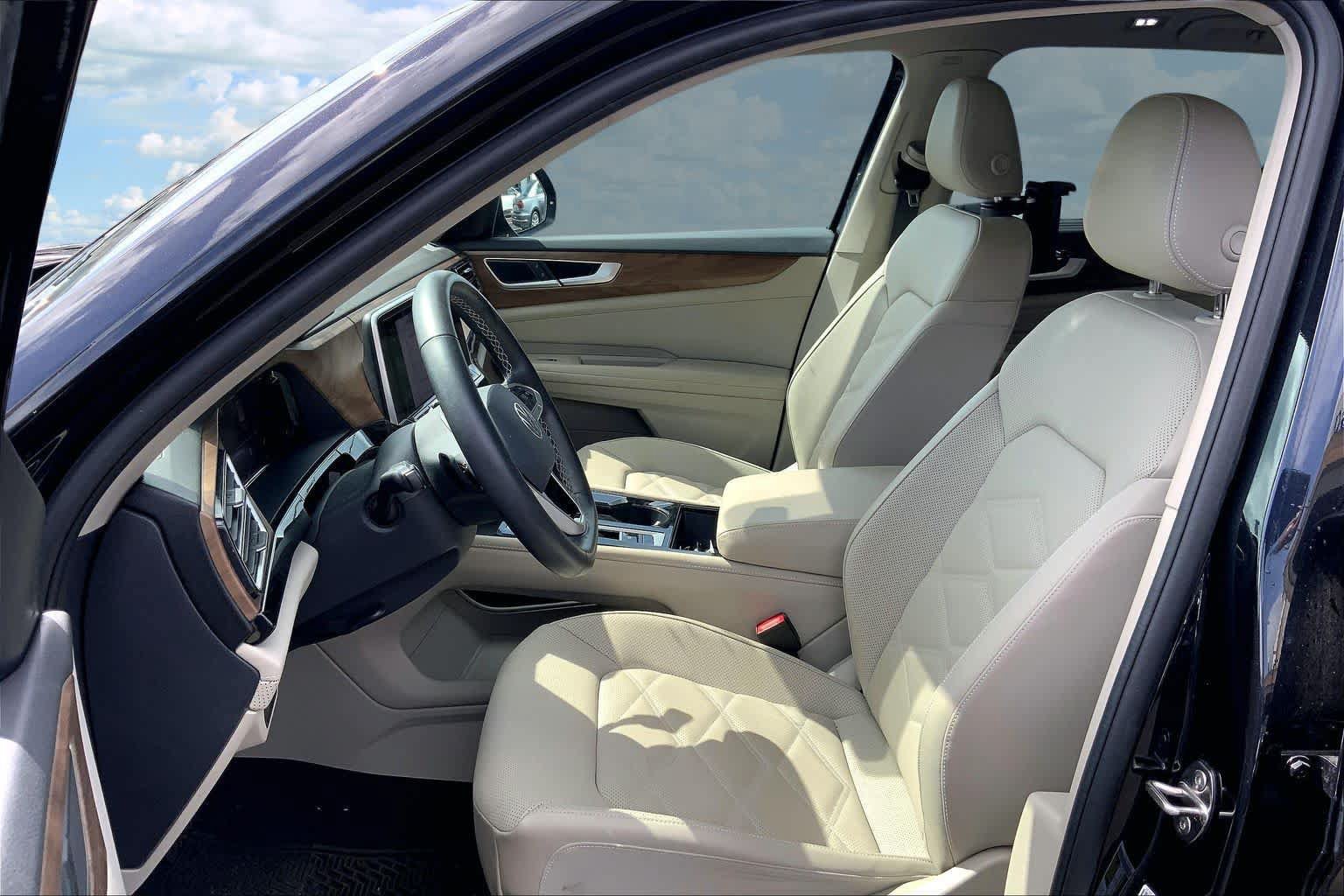 Used 2024 Volkswagen Atlas SE w/ Panoramic Sunroof Package FWD image 11