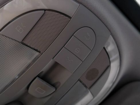 Used 2009 Mercedes-Benz E 550 Sedan image 25