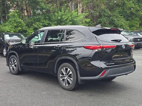 Used 2023 Toyota Highlander XLE AWD/4WD image 3
