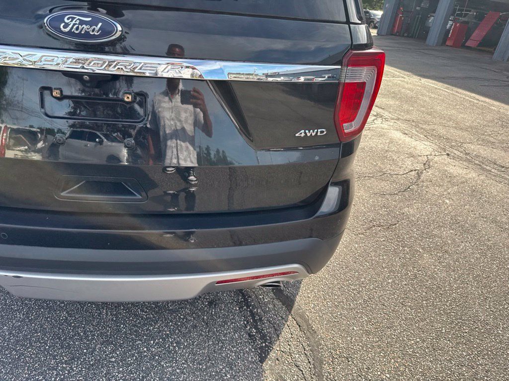 Used 2017 Ford Explorer XLT AWD/4WD image 47