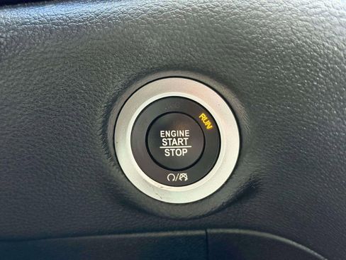 Used 2017 Chrysler Pacifica Limited FWD image 21