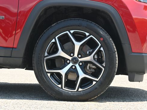 Used 2025 Jeep Compass Limited AWD/4WD image 13
