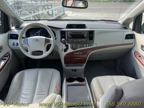 Used 2013 Toyota Sienna XLE image 4