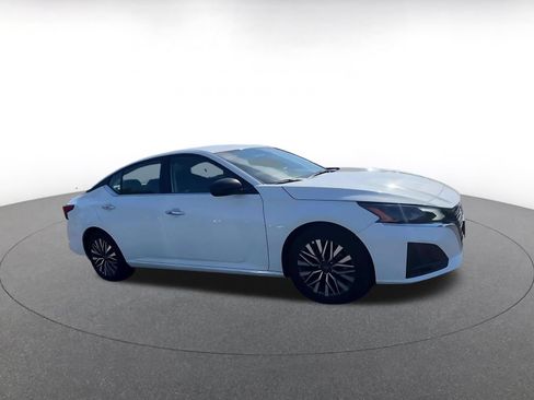 Used 2025 Nissan Altima 2.5 SV FWD image 2