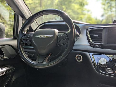 Used 2018 Chrysler Pacifica Touring Plus w/ S Appearance Package FWD image 19