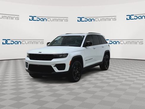 Used 2023 Jeep Grand Cherokee Altitude AWD/4WD image 5