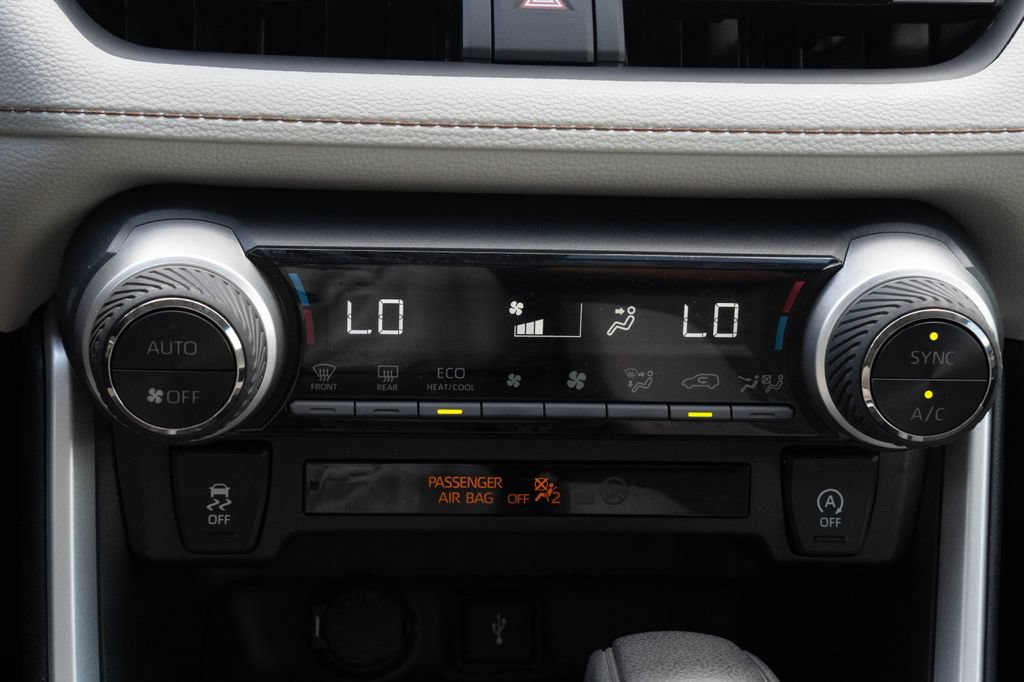 Used 2021 Toyota RAV4 XLE w/ Convenience Package FWD image 22