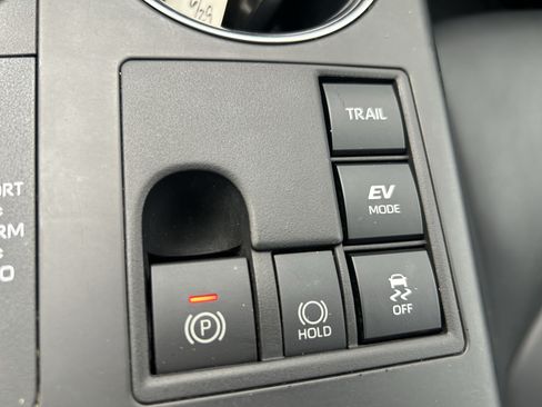 Used 2024 Toyota Highlander XLE AWD/4WD image 36