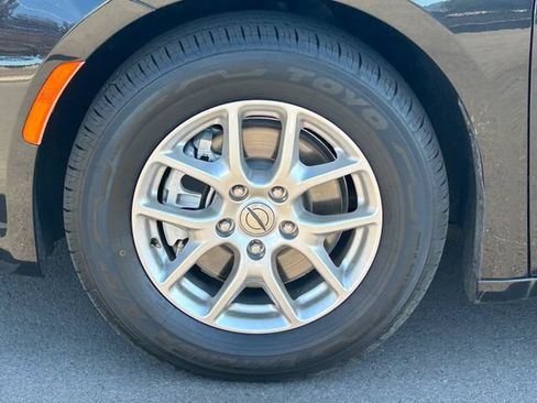 Used 2023 Chrysler Pacifica Touring-L FWD image 12