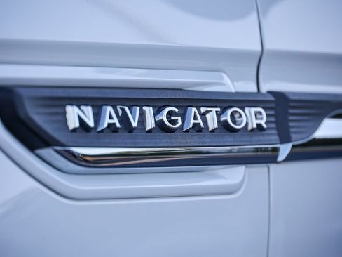 Used 2022 Lincoln Navigator Reserve AWD/4WD image 19