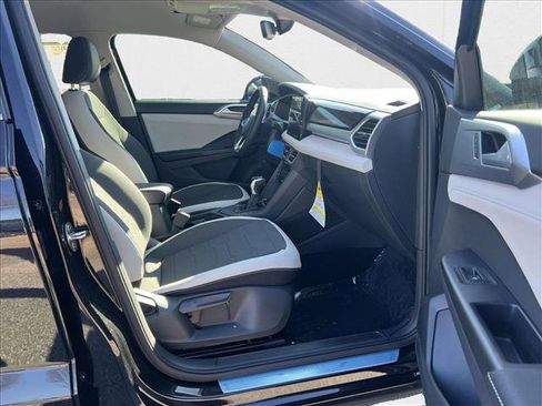 New 2025 Volkswagen Taos SE image 18
