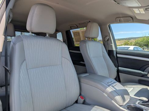 Used 2014 Toyota Highlander Plus AWD/4WD image 28