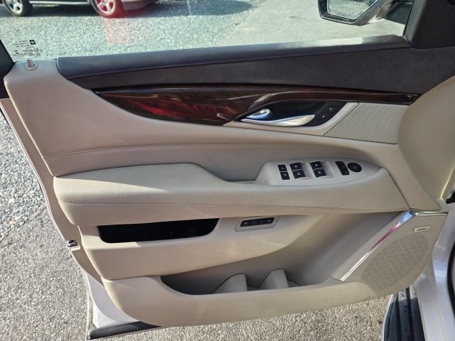 Used 2017 Cadillac Escalade Luxury AWD/4WD image 11