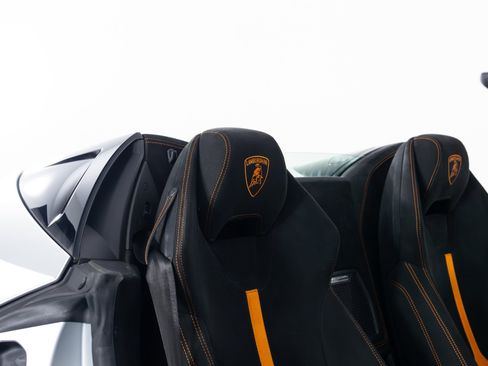 Used 2018 Lamborghini Huracan Performante AWD/4WD image 7