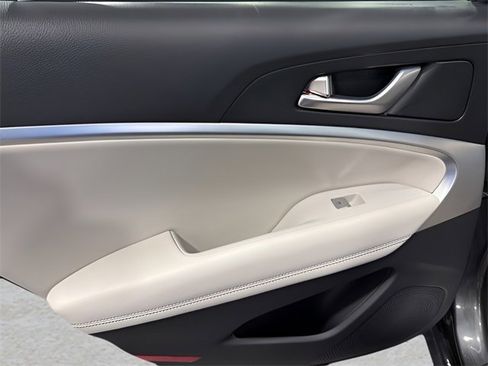 Used 2025 Genesis G70 2.5T image 28