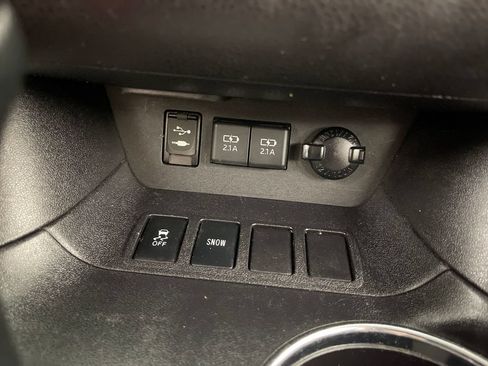 Used 2019 Toyota Highlander LE FWD image 30