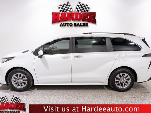 Used 2023 Toyota Sienna XLE FWD image 1