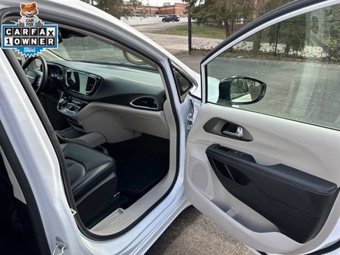 Used 2024 Chrysler Pacifica Touring-L FWD image 13