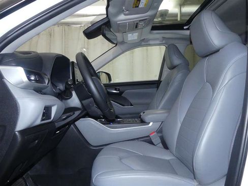 Used 2021 Toyota Highlander XLE AWD/4WD image 21
