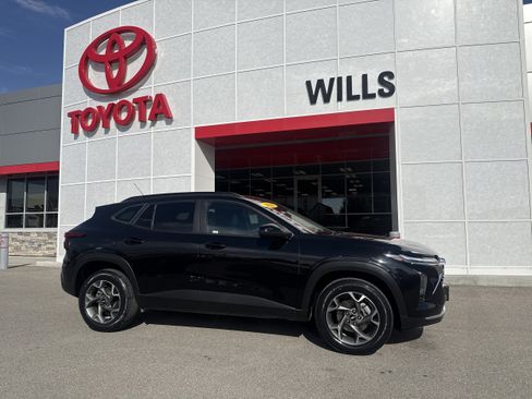 Used 2025 Chevrolet Trax LT FWD image 1