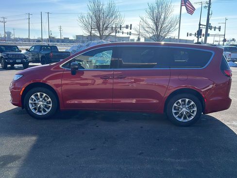 New 2026 Chrysler Pacifica Select AWD/4WD image 4