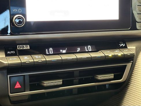 Used 2025 Toyota Camry SE FWD image 10