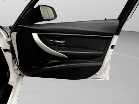 Used 2017 BMW 320i Sedan image 32