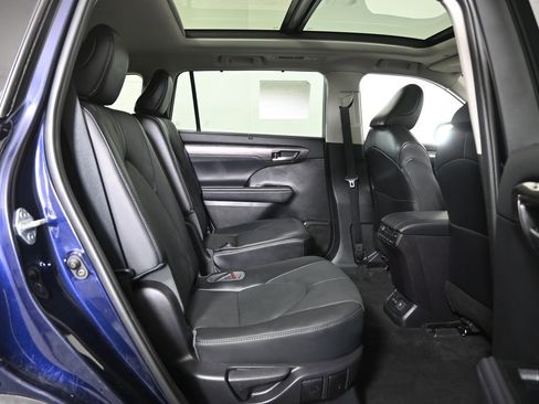 Used 2022 Toyota Highlander Platinum AWD/4WD image 16