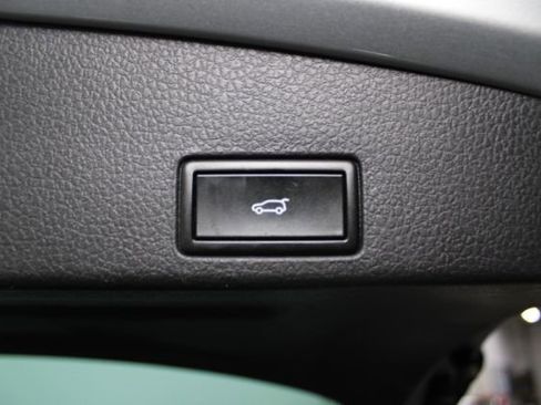 Used 2017 Volkswagen Touareg Wolfsburg Edition image 25