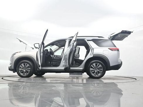 Used 2024 Nissan Pathfinder SV image 45