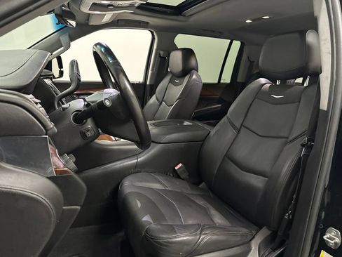 Used 2019 Cadillac Escalade ESV Luxury AWD/4WD image 28