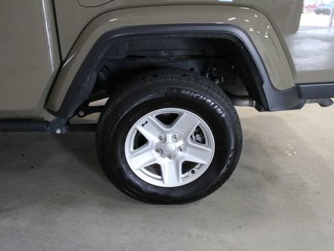 Used 2020 Jeep Gladiator Sport w/ Quick Order Package 24S AWD/4WD image 34