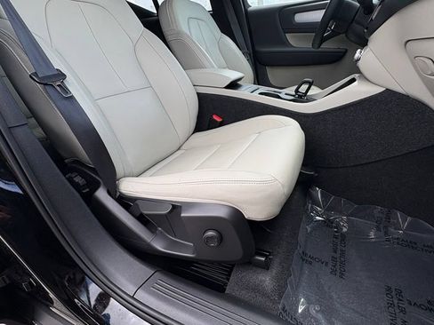 Used 2022 Volvo XC40 T4 Momentum FWD image 23