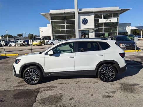 Certified 2025 Volkswagen Taos SE image 4