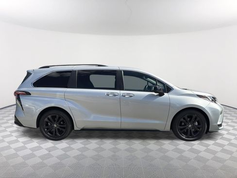 Used 2022 Toyota Sienna XSE FWD image 18