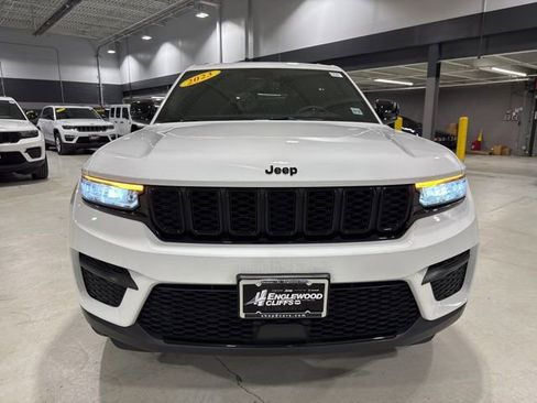 Used 2023 Jeep Grand Cherokee Altitude image 2
