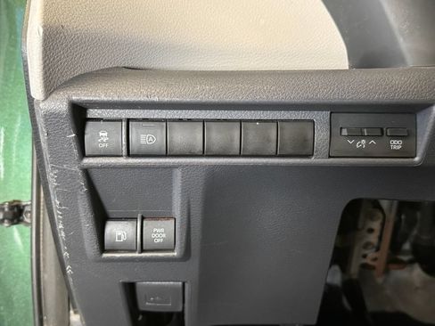 Used 2023 Toyota Sienna LE AWD/4WD image 18