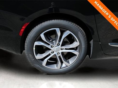 New 2026 Chrysler Pacifica Pinnacle image 9