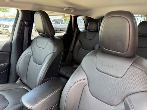 Used 2019 Jeep Cherokee Limited FWD image 9