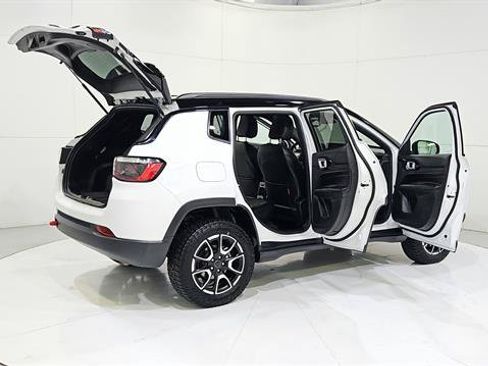 Used 2025 Jeep Compass Trailhawk AWD/4WD image 32