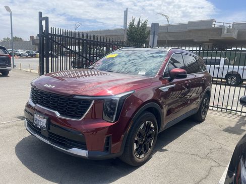 Used 2024 Kia Sorento S w/ Panoramic Sunroof Package FWD image 2