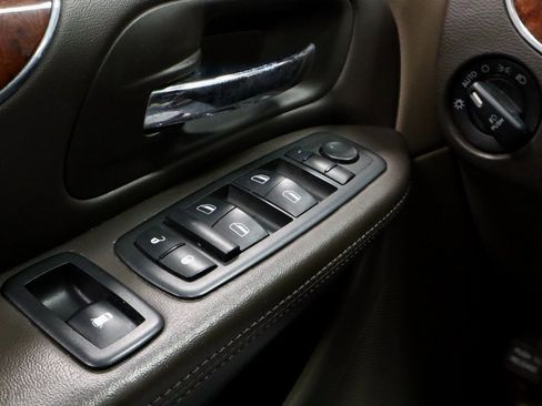 Used 2013 Chrysler Town & Country Touring-L image 25