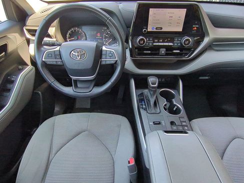 Used 2023 Toyota Highlander LE image 32