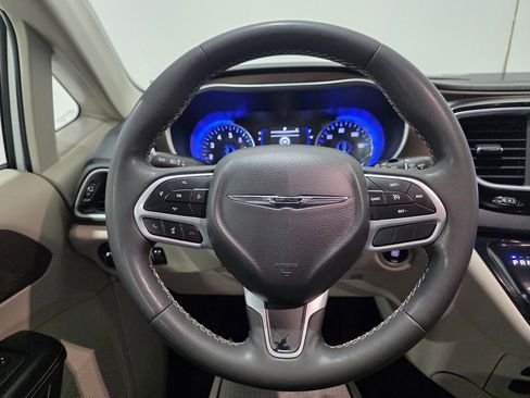 Used 2022 Chrysler Voyager LX image 4