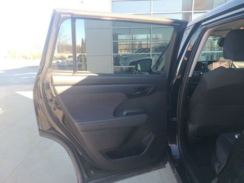 Used 2023 Toyota Highlander LE image 14