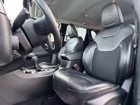 Used 2019 Jeep Cherokee Latitude Plus w/ Cold Weather Group image 23