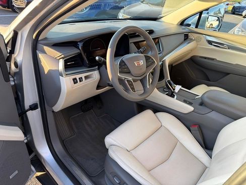 Used 2017 Cadillac XT5 Luxury w/ Driver Awareness Package FWD image 11