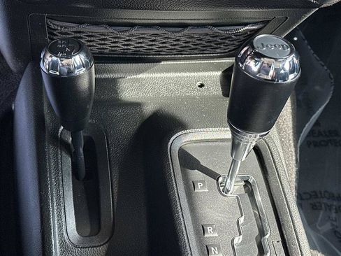 Used 2018 Jeep Wrangler Sahara w/ Connectivity Group AWD/4WD image 20
