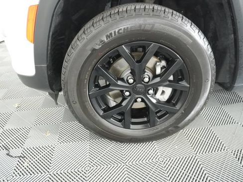 Used 2025 Jeep Grand Cherokee Altitude RWD image 16